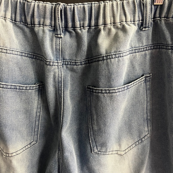 Distressed Star appliqué wide leg jeans - Picture 4 of 7